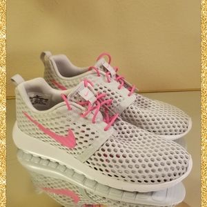 Nike Roshe Lightweight Perforated Sneakers Size